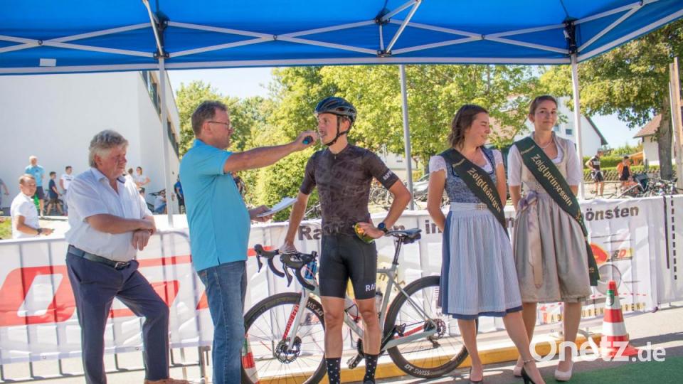 Trotz über 30 Grad Lufttemperatur und glühend heißem Asphalt, die Stimmung auf der Strecke war bestens. Die Radler genossen die atemberaubenden Panoramen, welche der Veranstaltung den Namen einbrachten. Bild: dtr