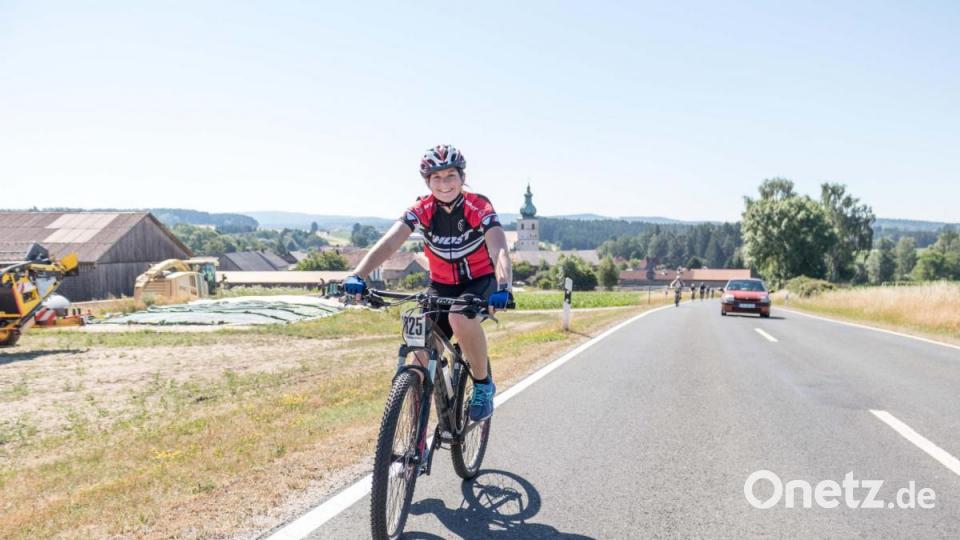 Trotz über 30 Grad Lufttemperatur und glühend heißem Asphalt, die Stimmung auf der Strecke war bestens. Die Radler genossen die atemberaubenden Panoramen, welche der Veranstaltung den Namen einbrachten. Bild: dtr