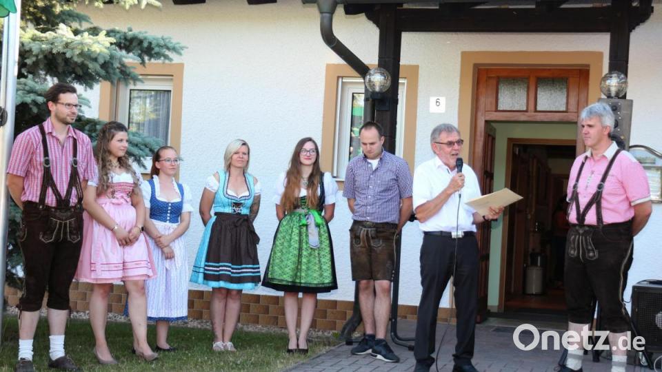 Lobende Worte hat Bürgermeister Josef Etterer (Zweiter von rechts) sowohl für die erfolgreichen Schützen Michael Buchbinder, Simona Bachmayer, Christine Schachner, Sandra Raps, Maria Kausler und Lukas Haberkorn als auch für Vorsitzenden Wolfgang Raps (von links). Bild: rpp