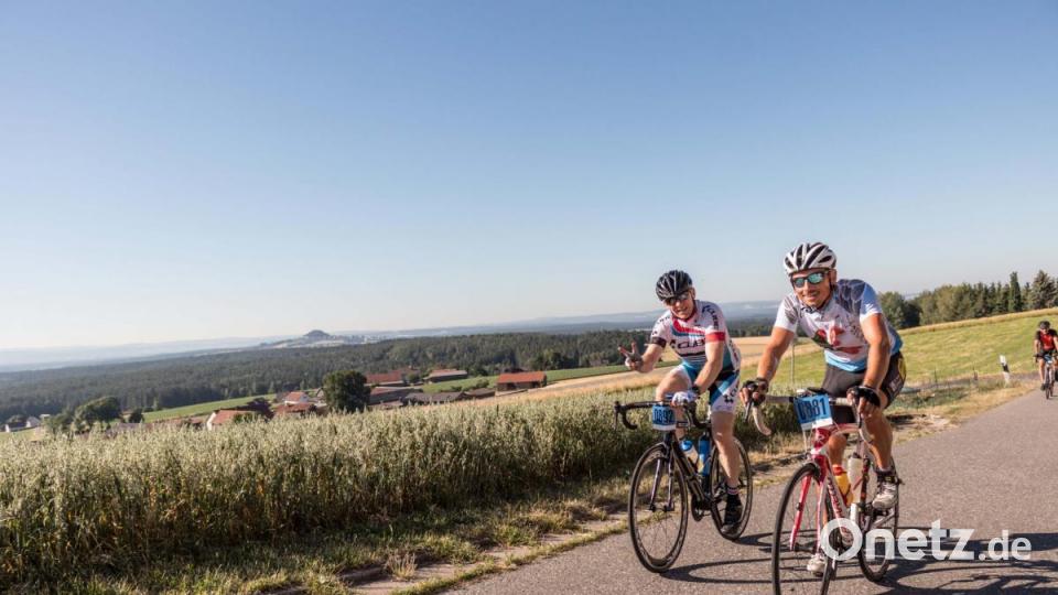 Trotz über 30 Grad Lufttemperatur und glühend heißem Asphalt, die Stimmung auf der Strecke war bestens. Die Radler genossen die atemberaubenden Panoramen, welche der Veranstaltung den Namen einbrachten. Bild: dtr