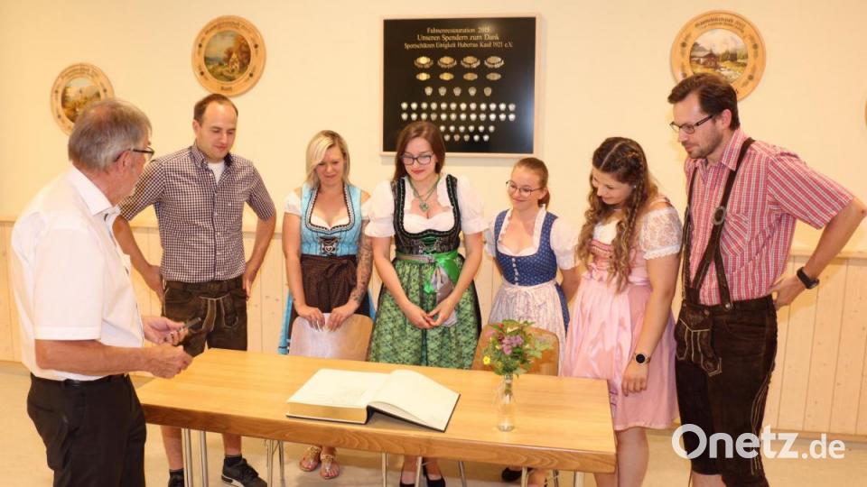 Die Sportler dürfen sich in das Goldene Buch der Gemeinde Kastl eintragen. Bild: rpp