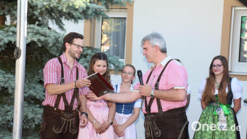 Wolfgang Raps ehrt die verdienten Schützen Bild: rpp