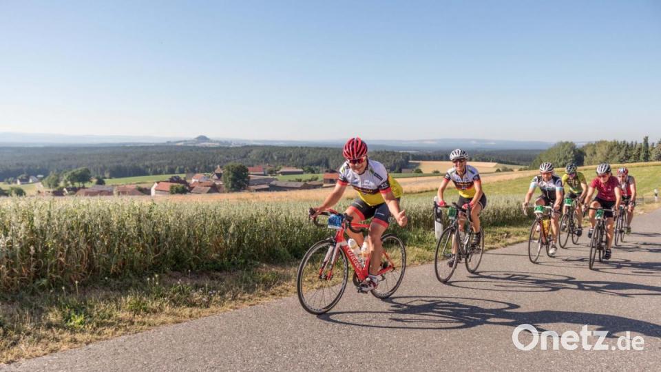 Trotz über 30 Grad Lufttemperatur und glühend heißem Asphalt, die Stimmung auf der Strecke war bestens. Die Radler genossen die atemberaubenden Panoramen, welche der Veranstaltung den Namen einbrachten. Bild: dtr