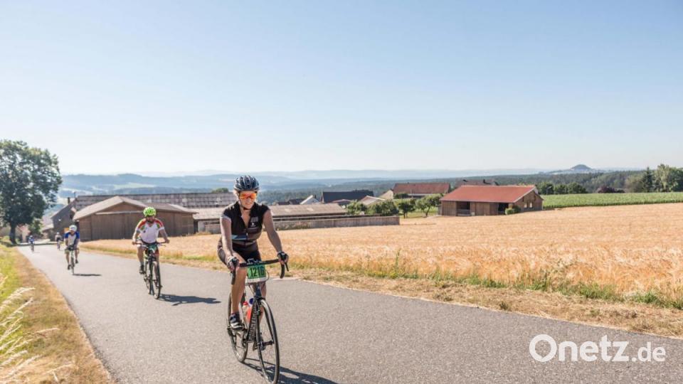 Trotz über 30 Grad Lufttemperatur und glühend heißem Asphalt, die Stimmung auf der Strecke war bestens. Die Radler genossen die atemberaubenden Panoramen, welche der Veranstaltung den Namen einbrachten. Bild: dtr