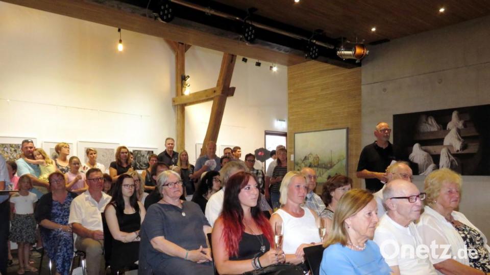 Viele Gäste hörten bei der Vernissage aufmerksam den Erklärungen zur neuen Ausstellung zu. Bild: ubb