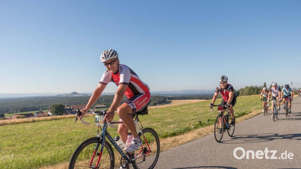 Trotz über 30 Grad Lufttemperatur und glühend heißem Asphalt, die Stimmung auf der Strecke war bestens. Die Radler genossen die atemberaubenden Panoramen, welche der Veranstaltung den Namen einbrachten. Bild: dtr