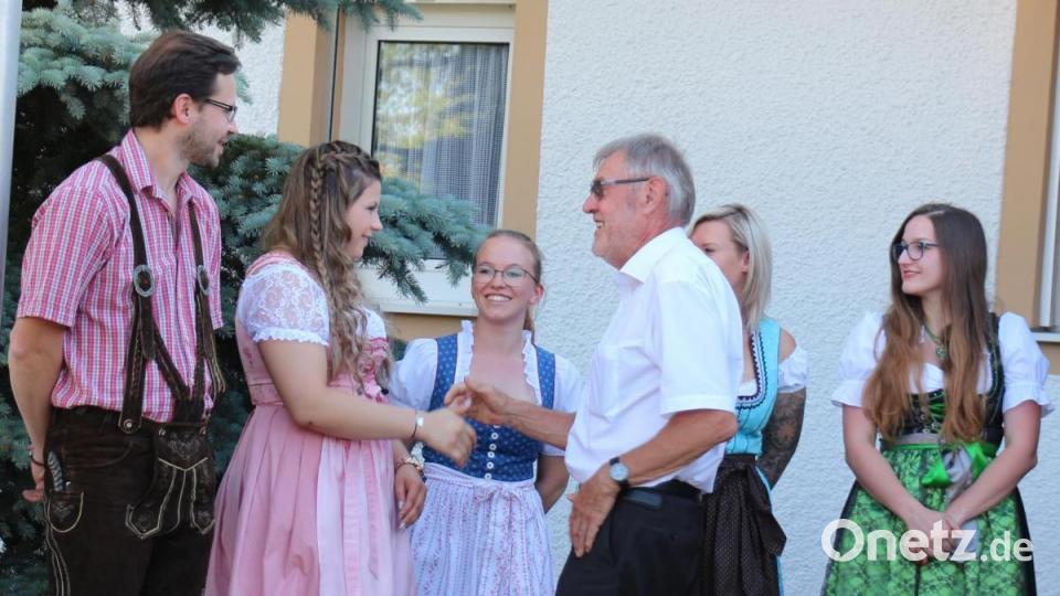 Bürgermeister Josef Etterer gratuliert den erfolgreichen Schützen. Bild: rpp