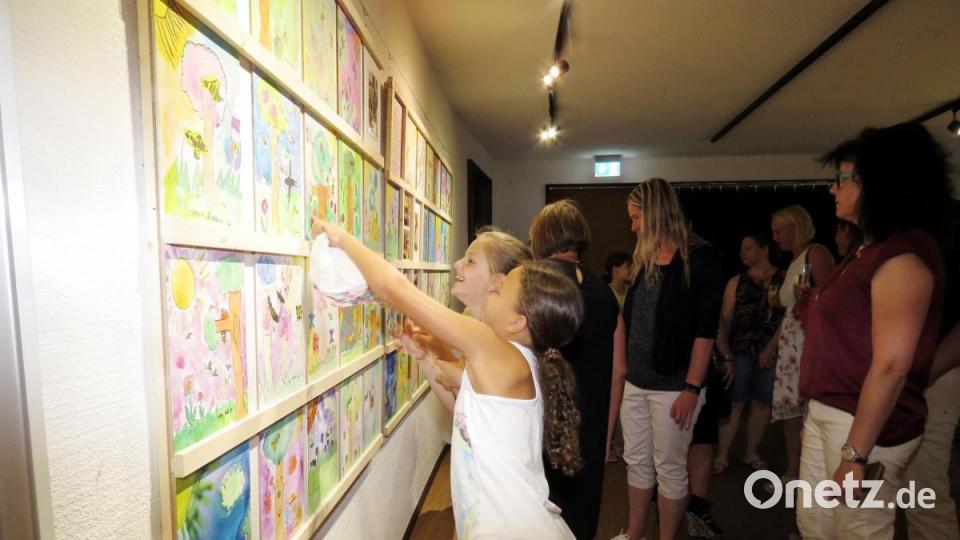 Die Grundschülerinnen freuten sich sehr, ihre kleinen Werke derart groß ausgestellt zu finden. Bild: ubb