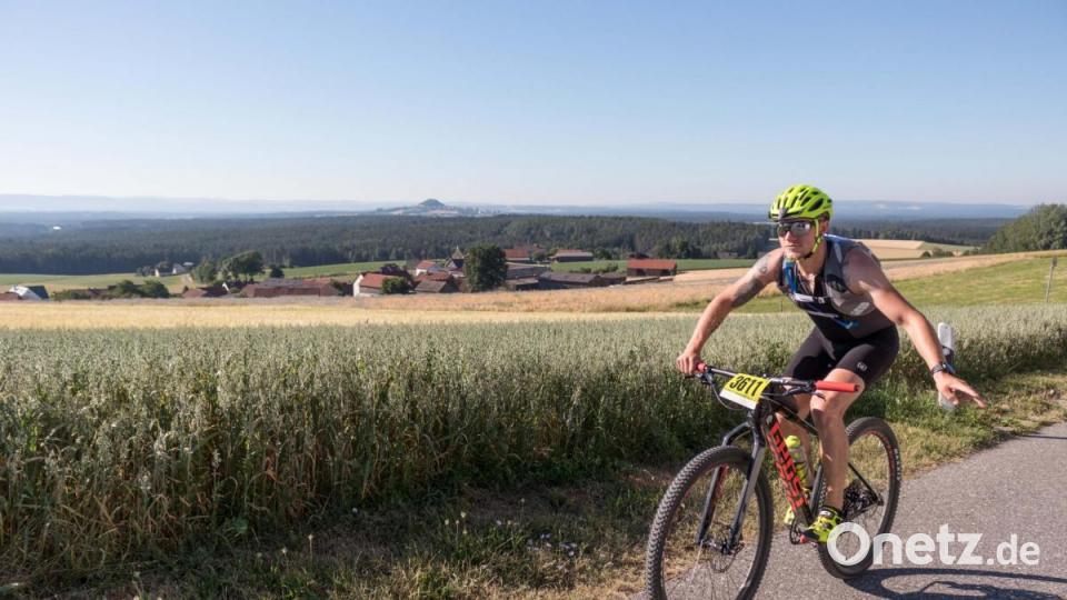 Trotz über 30 Grad Lufttemperatur und glühend heißem Asphalt, die Stimmung auf der Strecke war bestens. Die Radler genossen die atemberaubenden Panoramen, welche der Veranstaltung den Namen einbrachten. Bild: dtr