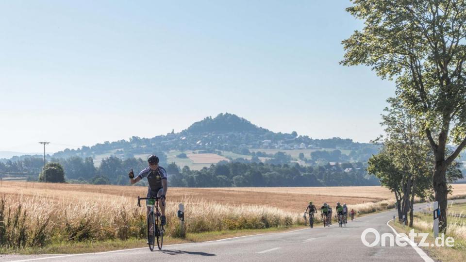 Trotz über 30 Grad Lufttemperatur und glühend heißem Asphalt, die Stimmung auf der Strecke war bestens. Die Radler genossen die atemberaubenden Panoramen, welche der Veranstaltung den Namen einbrachten. Bild: dtr