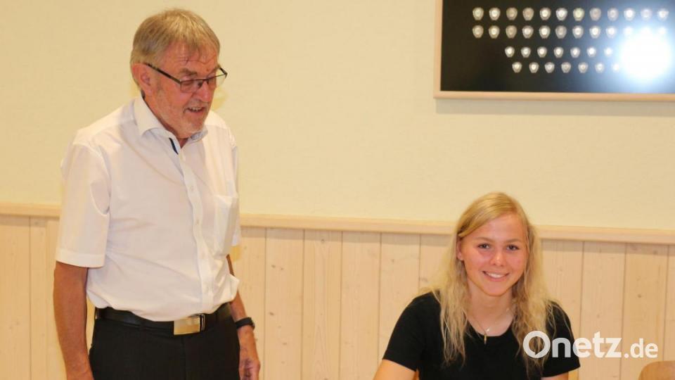 Auch Elena Zimmermann darf sich als Zweite bei der Deutschen Meisterschaft in das Goldene Buch der Gemeinde Kastl eintragen. Bild: rpp