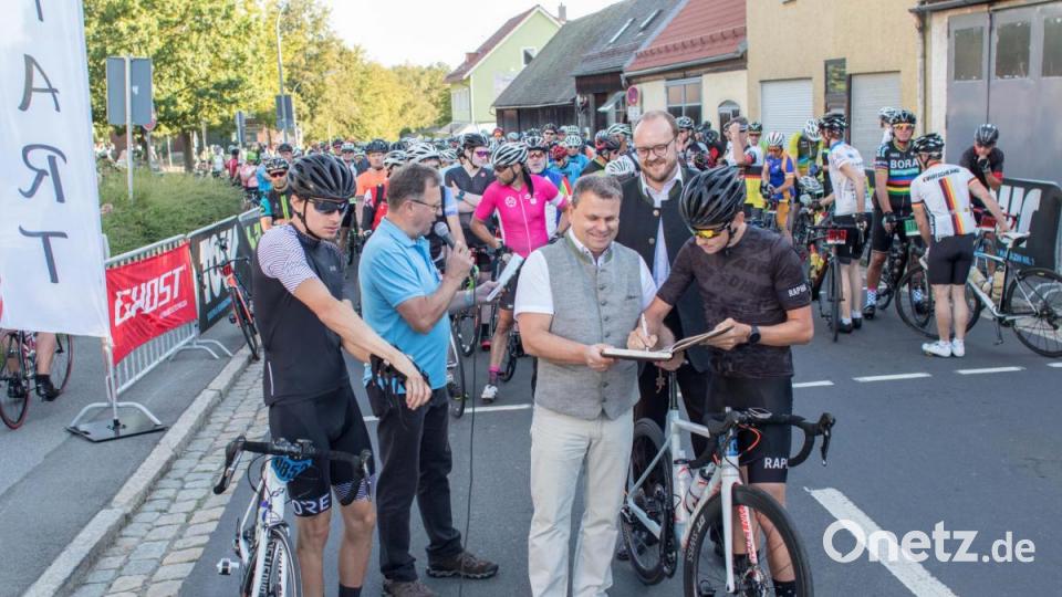 Trotz über 30 Grad Lufttemperatur und glühend heißem Asphalt, die Stimmung auf der Strecke war bestens. Die Radler genossen die atemberaubenden Panoramen, welche der Veranstaltung den Namen einbrachten. Bild: dtr