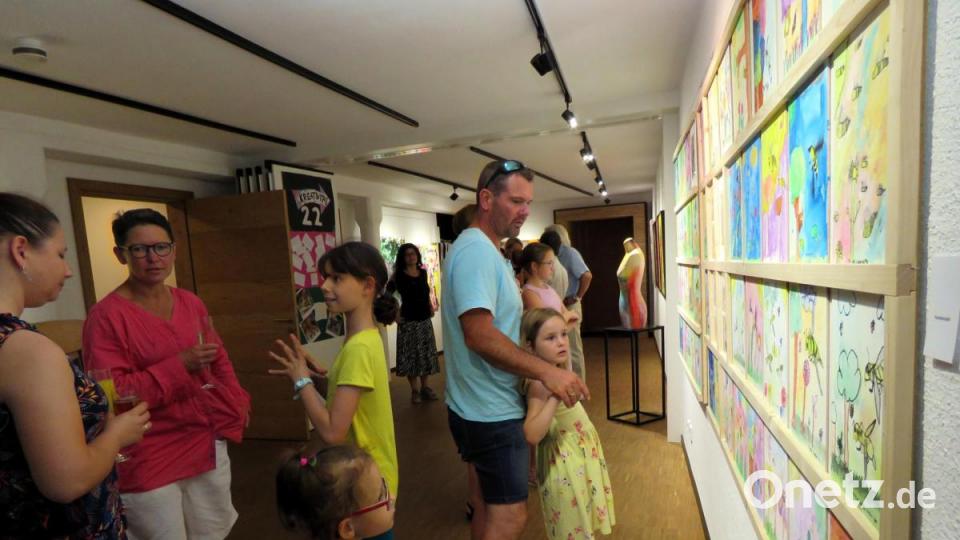 Zahlreiche Eltern waren gekommen, um mit ihren Kindern die Bilder zu bewundern. Bild: ubb