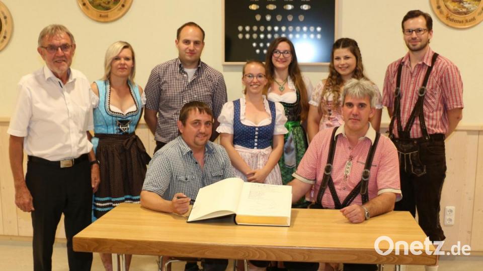Die Sportler durften sich in das Goldene Buch der Gemeinde Kastl eintragen. Bild: rpp