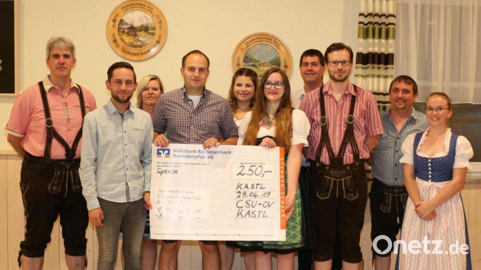 Marco Streng (Zweiter von links) überreicht eine Spende des CSU-Ortsverbandes. Bild: rpp