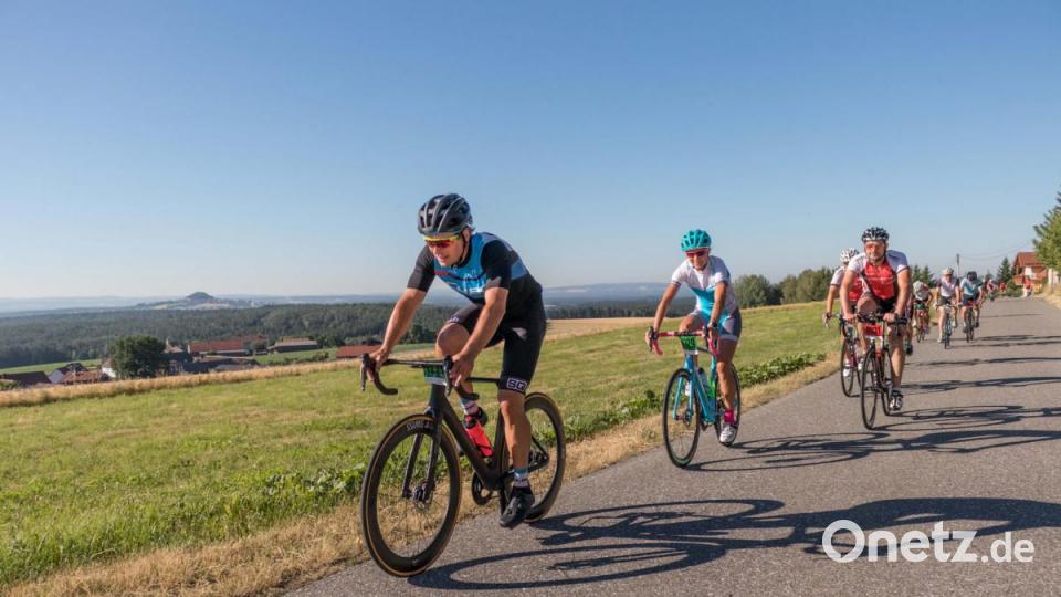 Trotz über 30 Grad Lufttemperatur und glühend heißem Asphalt, die Stimmung auf der Strecke war bestens. Die Radler genossen die atemberaubenden Panoramen, welche der Veranstaltung den Namen einbrachten. Bild: dtr