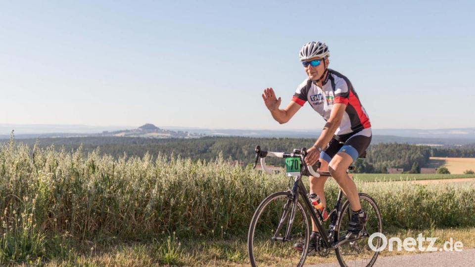 Trotz über 30 Grad Lufttemperatur und glühend heißem Asphalt, die Stimmung auf der Strecke war bestens. Die Radler genossen die atemberaubenden Panoramen, welche der Veranstaltung den Namen einbrachten. Bild: dtr