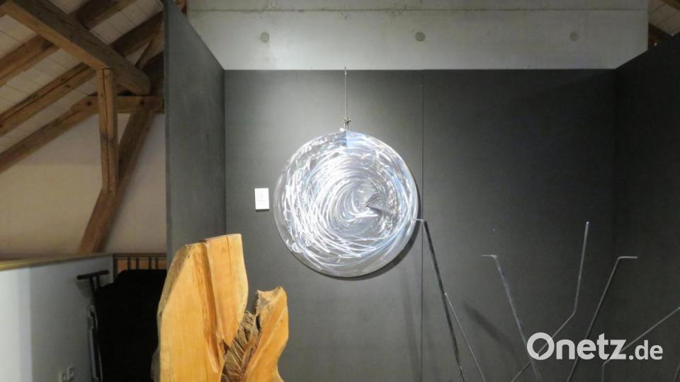 Auch imposante Skulpturen gibt es zu sehen wie hier aus Holz von Moses Dick und aus Metall von Regina Zrenner. Bild: ubb