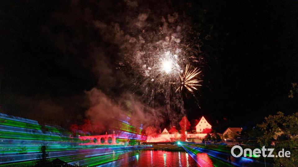 Der Fischhof-Park ist längst zum Zentrum für Großereignisse in der Kreisstadt geworden. Am Samstagabend waren es über 8000 Menschen, die hier in Sommernacht hineinfeierten. Bild: tr