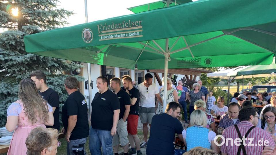 Beim Büfett bildet sich schnell eine Schlange, riecht doch das Spanferkel schon von weitem so lecker. Bild: rpp