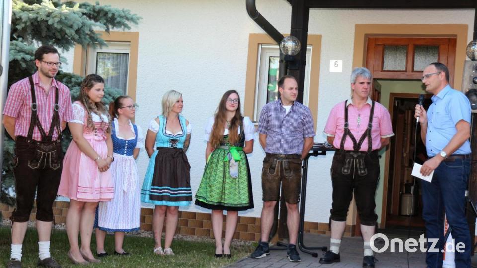 Gerhard Dobmeier (rechts) gratuliert zu den super Einzelergebnissen sowie den Gesamterfolg und überreicht eine Geldspende. Bild: rpp