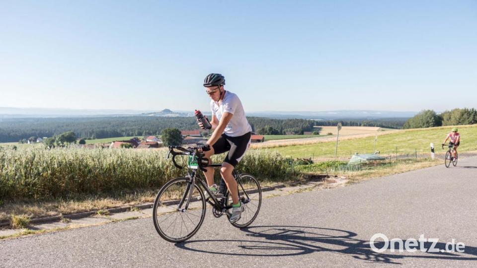 Trotz über 30 Grad Lufttemperatur und glühend heißem Asphalt, die Stimmung auf der Strecke war bestens. Die Radler genossen die atemberaubenden Panoramen, welche der Veranstaltung den Namen einbrachten. Bild: dtr