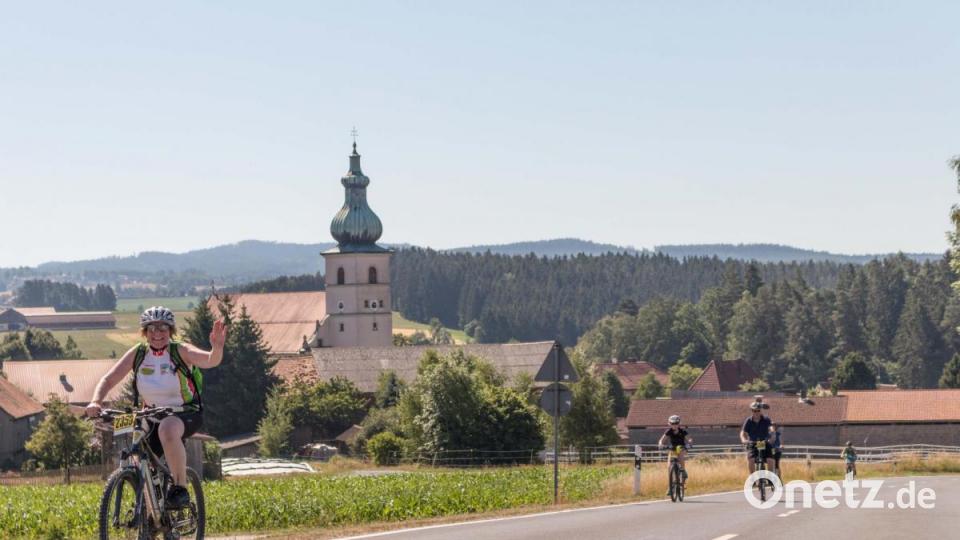 Trotz über 30 Grad Lufttemperatur und glühend heißem Asphalt, die Stimmung auf der Strecke war bestens. Die Radler genossen die atemberaubenden Panoramen, welche der Veranstaltung den Namen einbrachten. Bild: dtr