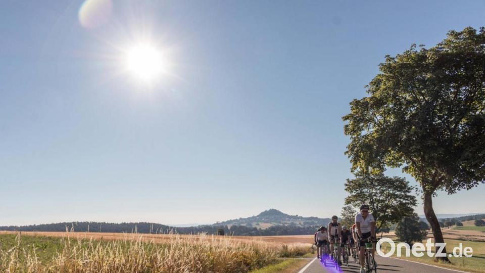 Trotz über 30 Grad Lufttemperatur und glühend heißem Asphalt, die Stimmung auf der Strecke war bestens. Die Radler genossen die atemberaubenden Panoramen, welche der Veranstaltung den Namen einbrachten. Bild: dtr