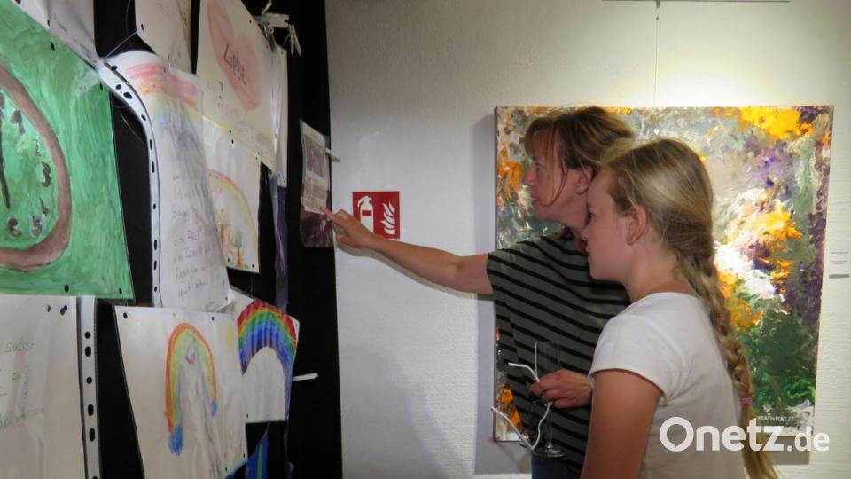 Eltern und Kinder interessierten sich sehr für die Projektarbeiten und die dazugehörigen Erklärungen. Bild: ubb