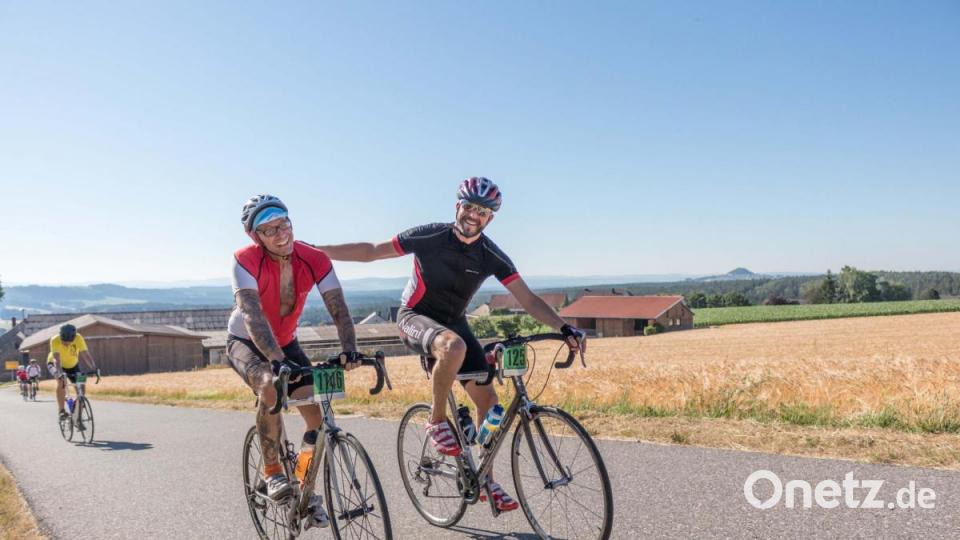 Trotz über 30 Grad Lufttemperatur und glühend heißem Asphalt, die Stimmung auf der Strecke war bestens. Die Radler genossen die atemberaubenden Panoramen, welche der Veranstaltung den Namen einbrachten. Bild: dtr