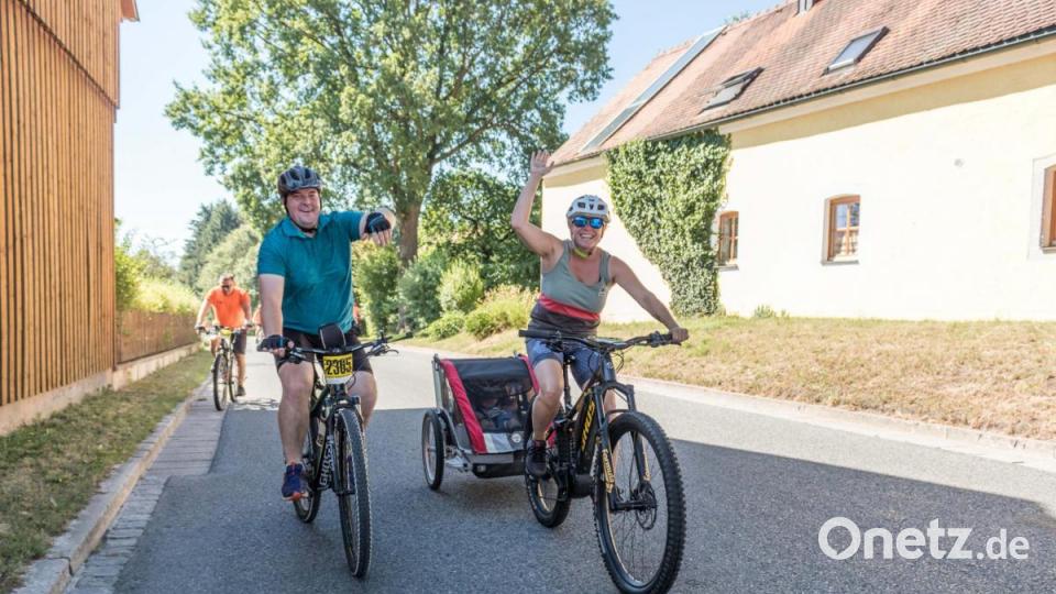 Trotz über 30 Grad Lufttemperatur und glühend heißem Asphalt, die Stimmung auf der Strecke war bestens. Die Radler genossen die atemberaubenden Panoramen, welche der Veranstaltung den Namen einbrachten. Bild: dtr
