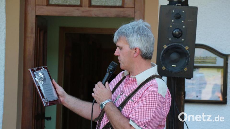 Wolfgang Raps liest den Gästen den Text der Ehrungen vor. Bild: rpp