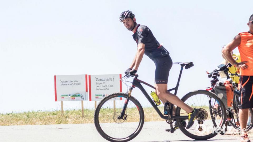Trotz über 30 Grad Lufttemperatur und glühend heißem Asphalt, die Stimmung auf der Strecke war bestens. Die Radler genossen die atemberaubenden Panoramen, welche der Veranstaltung den Namen einbrachten. Bild: dtr