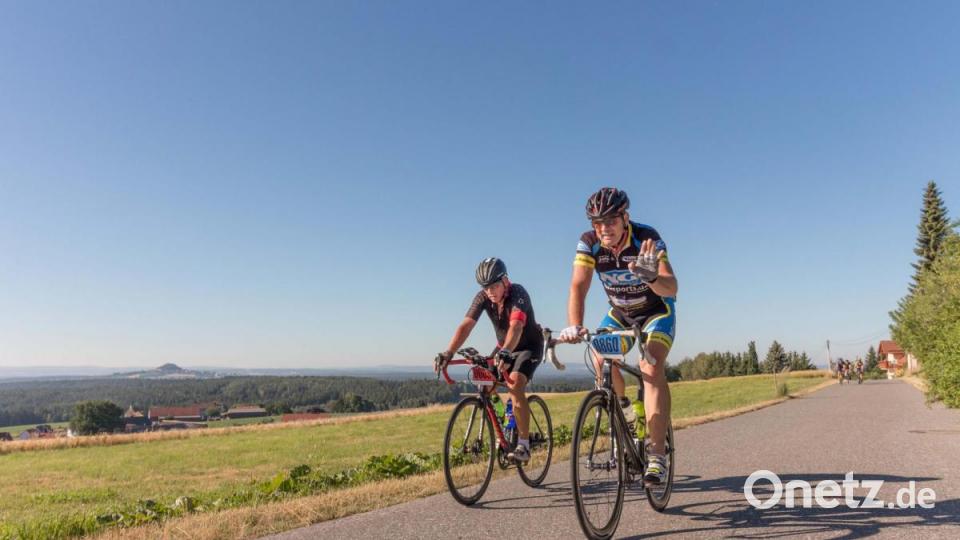 Trotz über 30 Grad Lufttemperatur und glühend heißem Asphalt, die Stimmung auf der Strecke war bestens. Die Radler genossen die atemberaubenden Panoramen, welche der Veranstaltung den Namen einbrachten. Bild: dtr