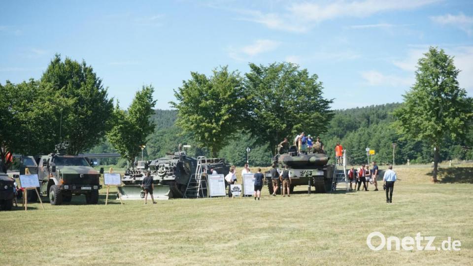 Die Bundeswehr hatte zahlreiche Fahrzeuge nach Högling gesandt. Bild: nib