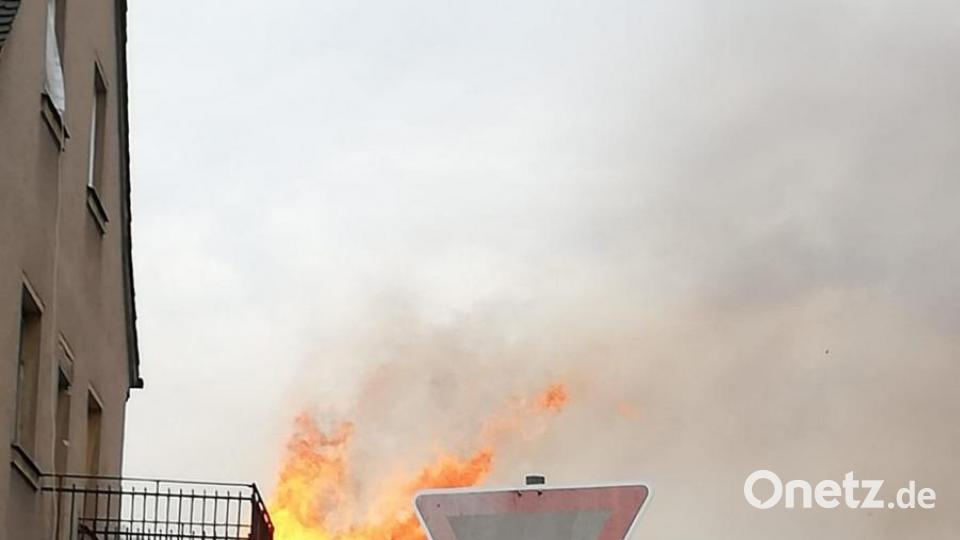 Das Dach steht lichterloh in Flammen. Bild: fef