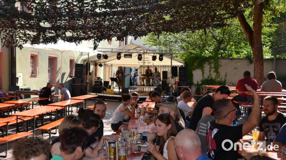 Auch am Sonntag feierten die Besucher bei bestem Wetter am Weidener Bürgerfest. Bild: Karin Wilck