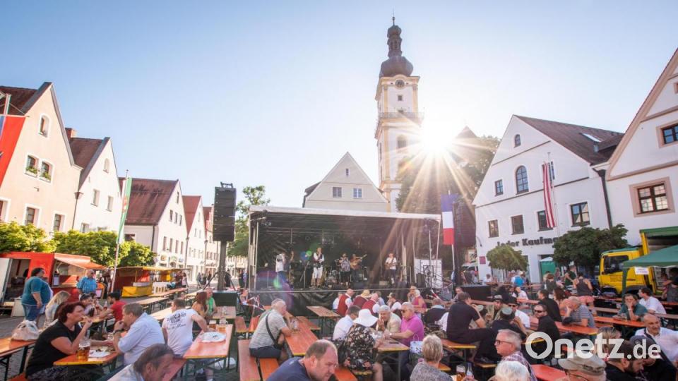 Am Samstagnachmittag ist es noch recht ruhig, langsam füllen sich die Bänke. Bild: pml