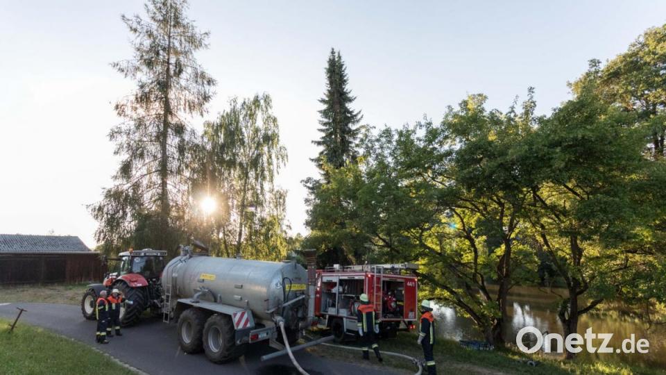 Mit Frontpumpe am Fahrzeug aber auch einer mobilen Variante mit leistungsstarkem BMW-Boxermotor wurden die bis zu 18.000 fassenden Güllefässer befüllt. Bild: dtr