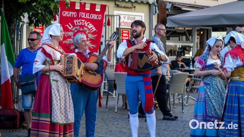 Tänzer-Folkloregruppe &quot;Li Pistacoppi&quot; aus Macerata. Bild: Peter Mueller
