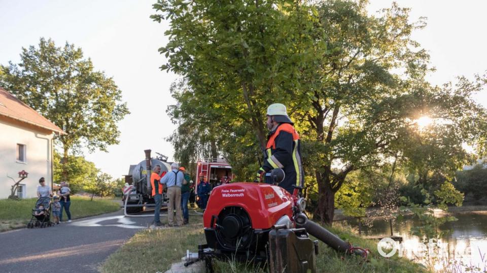 Mit Frontpumpe am Fahrzeug aber auch einer mobilen Variante mit leistungsstarkem BMW-Boxermotor wurden die bis zu 18.000 fassenden Güllefässer befüllt. Bild: dtr
