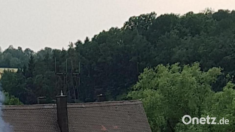 Das Dach steht im Vollbrand. Bild: exb