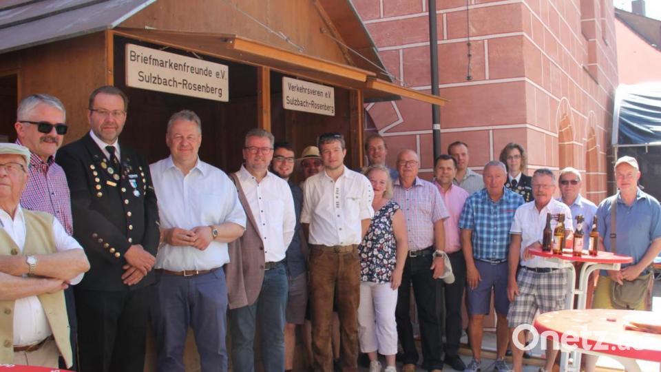 Anlässlich des 43.Altstadtfestes und die Verbindung das die Post 275 Jahre in Sulzbach-Rosenberg vertreten ist, wurde an der Briefmarkenbude mit einen Frühschoppen gefeiert. Auch der Landrat, die Bürgermeister, die Stadträte, auch die Städtepartner aus Eschweiler und viele Interessierte aus der Bevölkerung feierten dieses Jubiläum mit. Die Briefmarkenfreunde haben dazu wieder einen schönen Beleg, passender Briefmarken und natürlich einen Sonderstempel gestaltet. Bild: Daniel Laurer