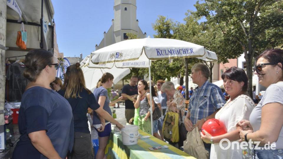 Auch am Sonntag feiern die Besucher bei bestem Wetter auf dem Weidener Bürgerfest. Bild: Karin Wilck