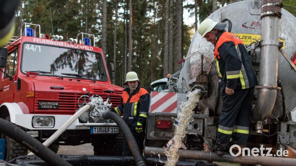Während die Faltbehälter mit dem Güllefass gefüllt wurde, förderten die Pumpen bereits das Wasser zu den Einsatzkräften. Bild: dtr