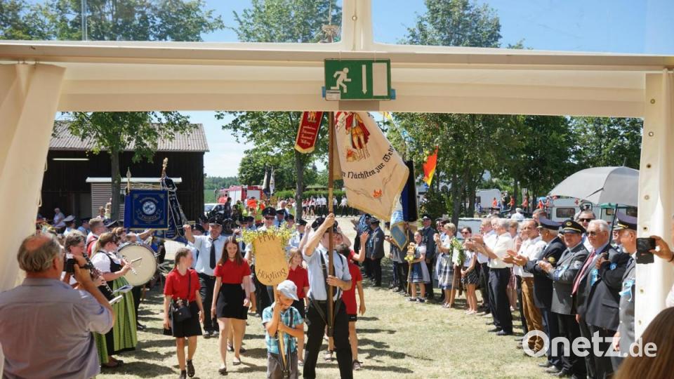 Nach dem Festzug wartete zur Begrüßung der Vereine ein Spalier mit den Ehrengästen und der JBK Fensterbach vor dem Zelt. Bild: nib