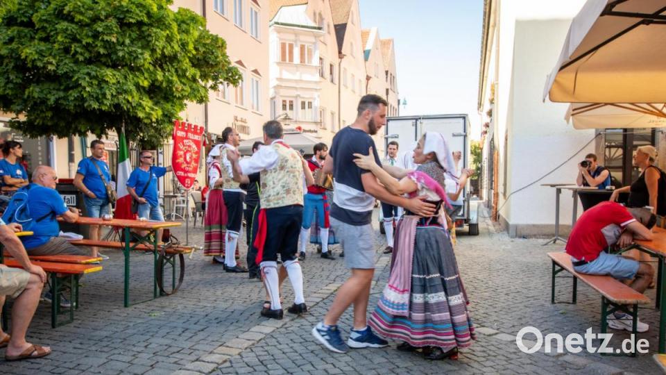 Tänzer-Folkloregruppe &quot;Li Pistacoppi&quot; aus Macerata. Bild: pml