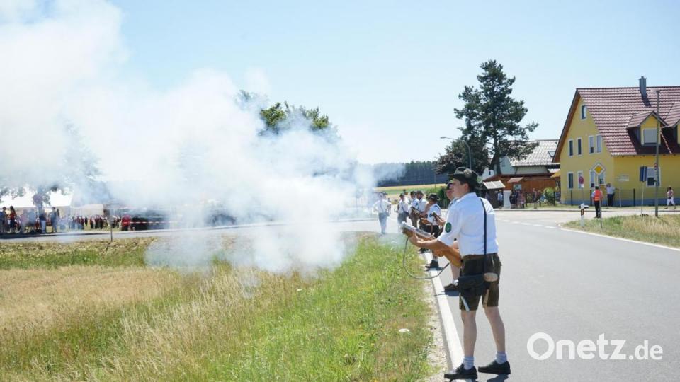 Mit Salutschüssen der Böllerschützen Pittersberg startete der Festzug Bild: nib
