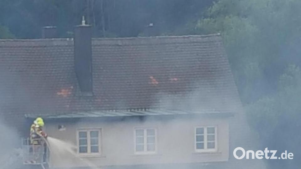 Die Feuerwehr bekämpft den Brand auch von der Drehleiter aus. Bild: exb