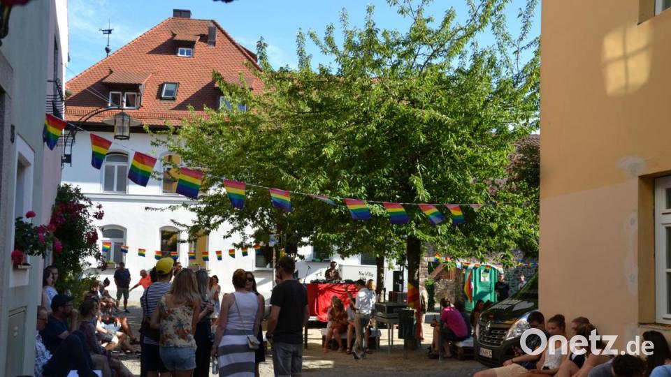 Auch am Sonntag feierten die Besucher bei bestem Wetter am Weidener Bürgerfest. Bild: Karin Wilck